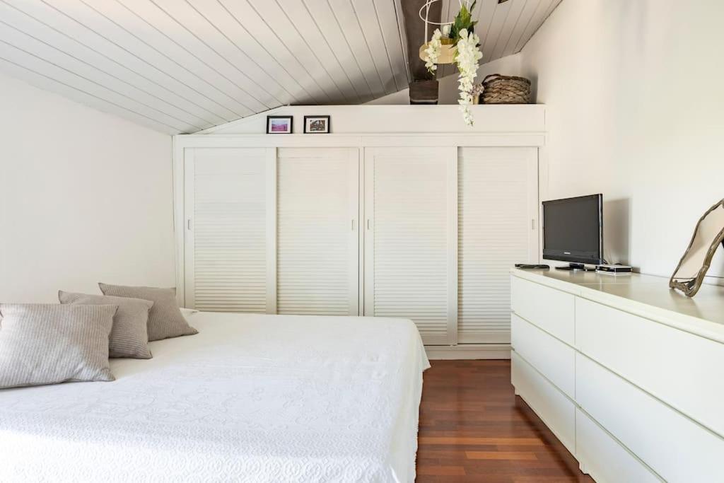Lovely One-Bedroom Attic In An Ancient Village Bolonha Exterior foto
